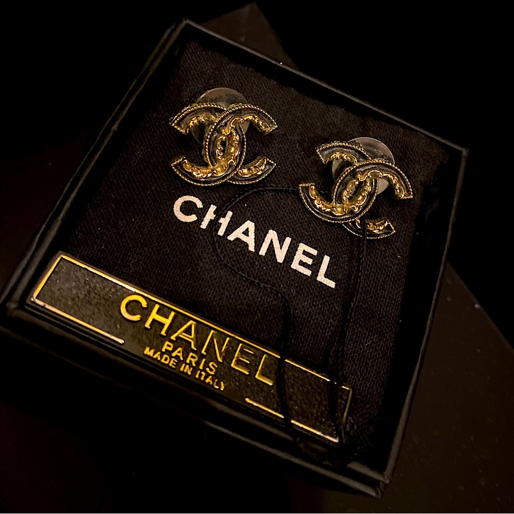Like new authentic Chanel earring. It’s 2cm. It comes with a box&original tag.